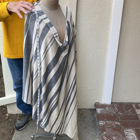Michael Stars linen blend stunning poncho/cape w/fringes. From Saks. Worn once - Picture 9 of 11